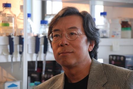 Dr. Robert Tjian in the labs of Fundación Ciencia para la Vida