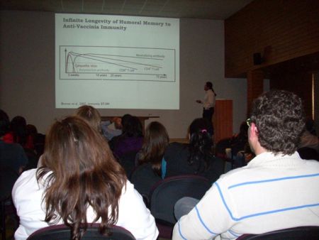 Dr. Elgueta during his presentation at Fundación Ciencia para la Vida.